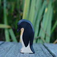 Holzwald Holzfigur Pinguin Kopf tief