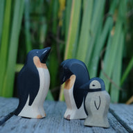 Holzwald Holzfigur Pinguin Kopf tief