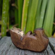 Holzwald Holzfigur Bär klein liegend
