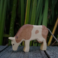 Holzwald Holzfigur Kuh fressend