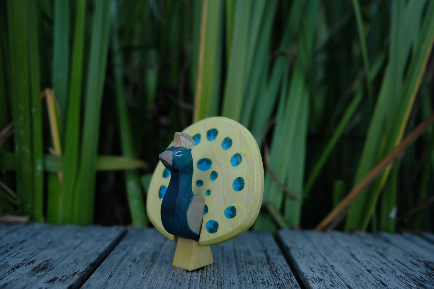Holzwald Holzfigur Pfau mit Rad