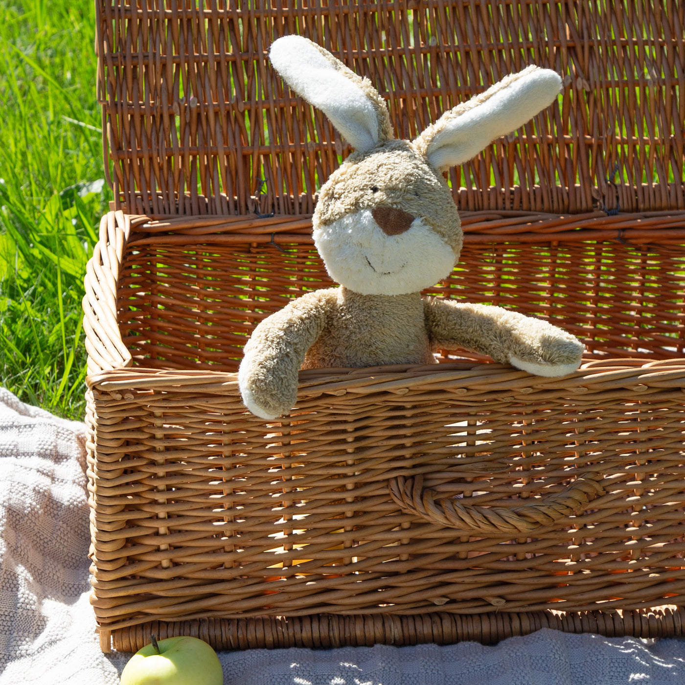 Bio-Kuscheltier Hase im Korb sitzend