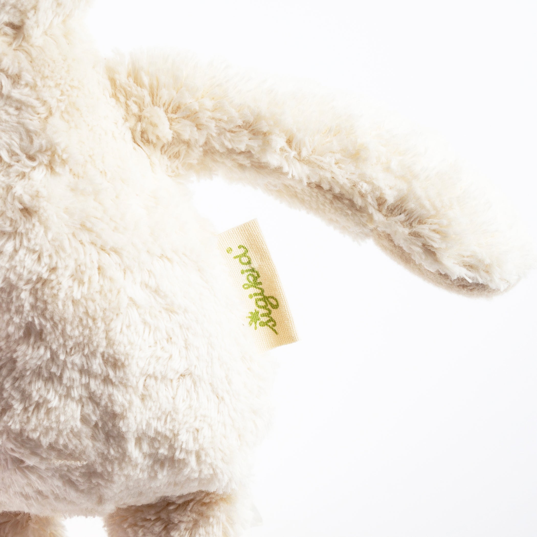 Bio-Kuscheltier Schaf Nahaufnahme Arm & Sigikid Logo