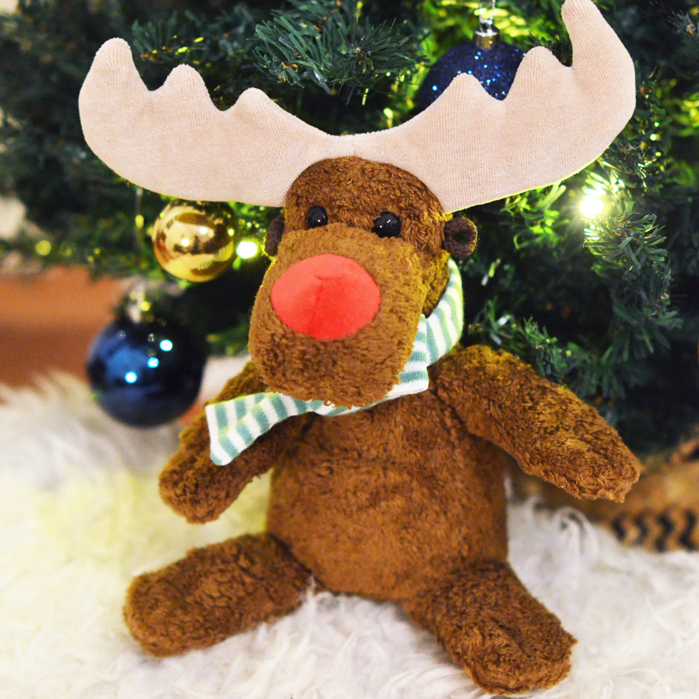 Bio Kuscheltier Elch Benny sitzend unter Weihnachtsbaum
