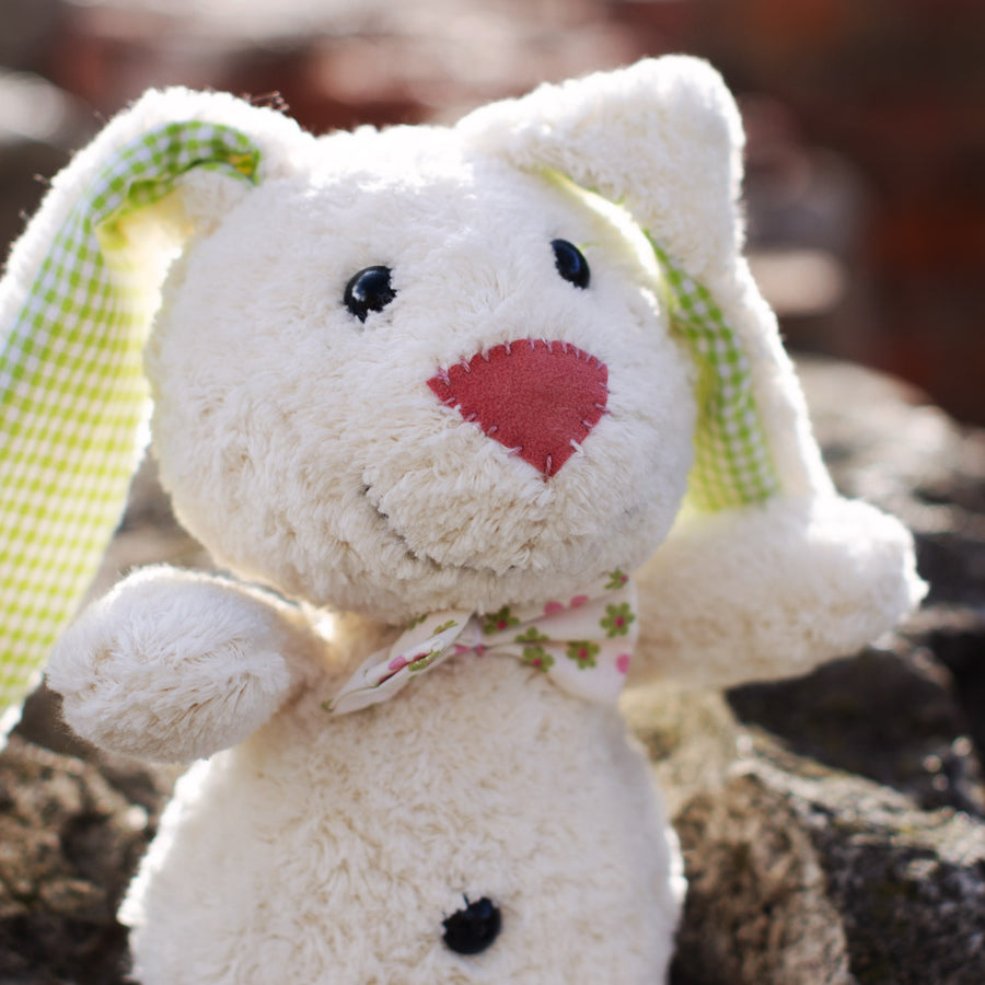 Steiner Bio Kuscheltier Hase Blümchen mit Steinhintergrund