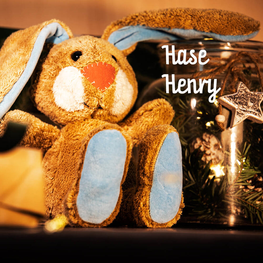 Bio Kuscheltier Hase Henry  vor Weihnachtsdekoration