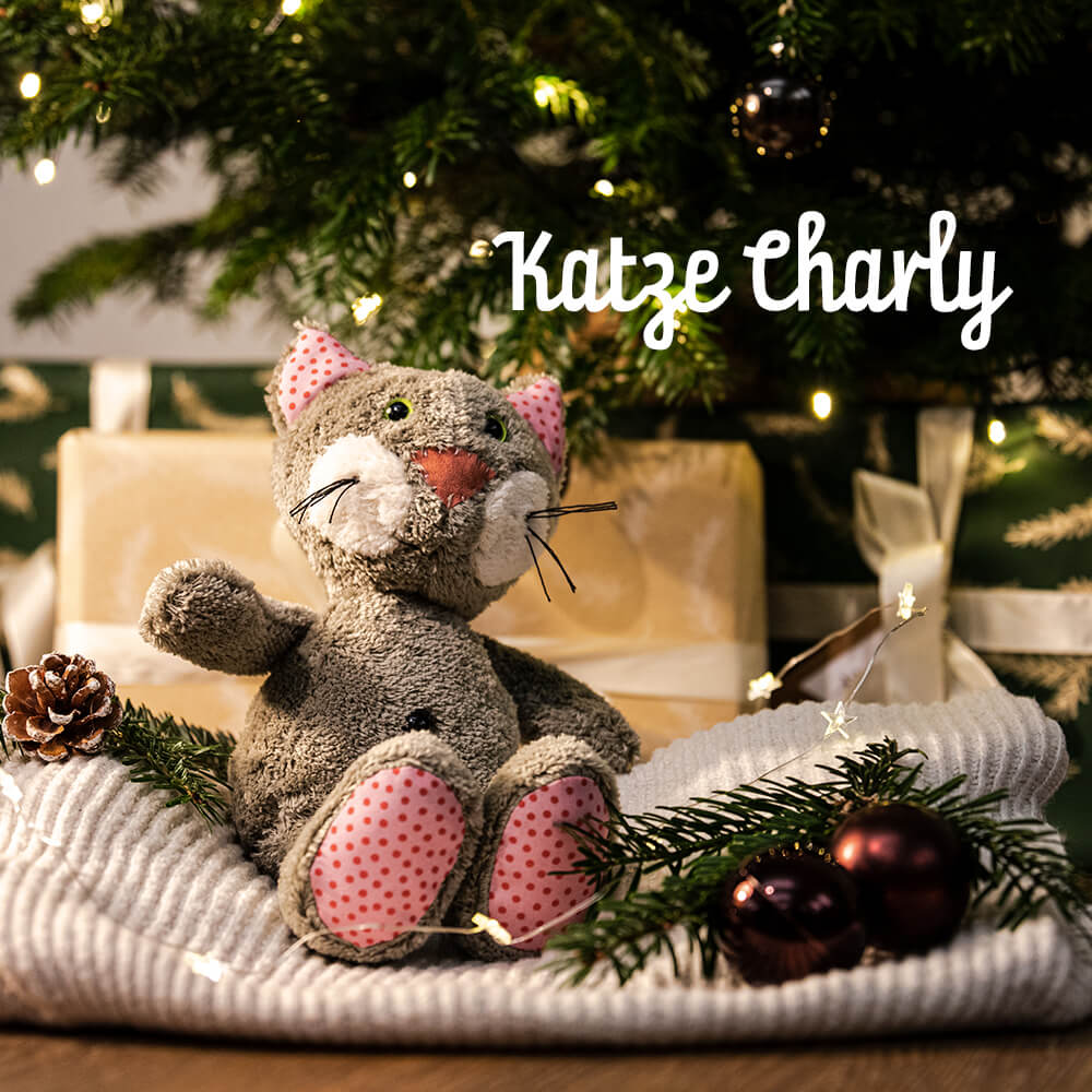 Bio Kuscheltier Katze Charly unter dem Weihnachtsbaum