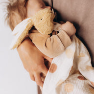 Kuscheliges Bio-Schnuffeltuch Hase Alma von Wooly Organic in Beige mit langen Ohren und weicher Baumwolle in Geschenkverpackung