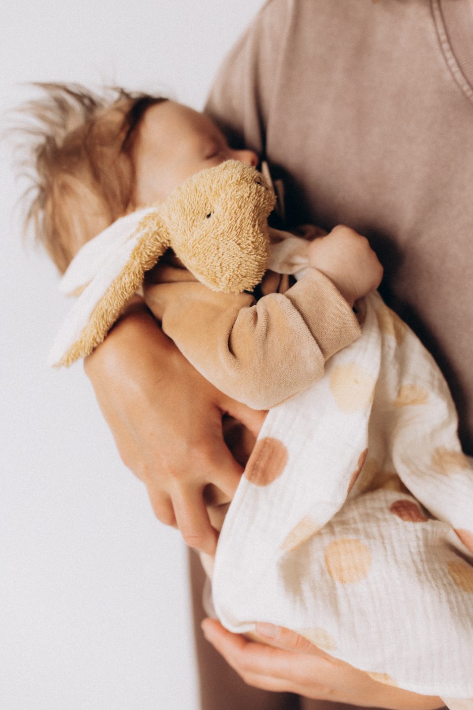 Kuscheliges Bio-Schnuffeltuch Hase Alma von Wooly Organic in Beige mit langen Ohren und weicher Baumwolle in Geschenkverpackung
