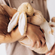 Kuscheliges Bio-Schnuffeltuch Hase Alma von Wooly Organic in Beige mit langen Ohren und weicher Baumwolle in Geschenkverpackung