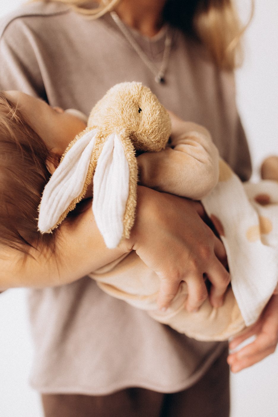 Kuscheliges Bio-Schnuffeltuch Hase Alma von Wooly Organic in Beige mit langen Ohren und weicher Baumwolle in Geschenkverpackung