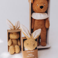 Kuscheliges Bio-Schnuffeltuch Hase Alma von Wooly Organic in Beige mit langen Ohren und weicher Baumwolle in Geschenkverpackung mit Freunden