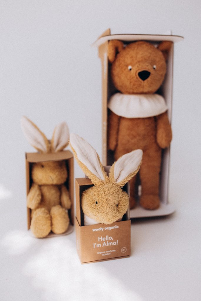Kuscheliges Bio-Schnuffeltuch Hase Alma von Wooly Organic in Beige mit langen Ohren und weicher Baumwolle in Geschenkverpackung mit Freunden