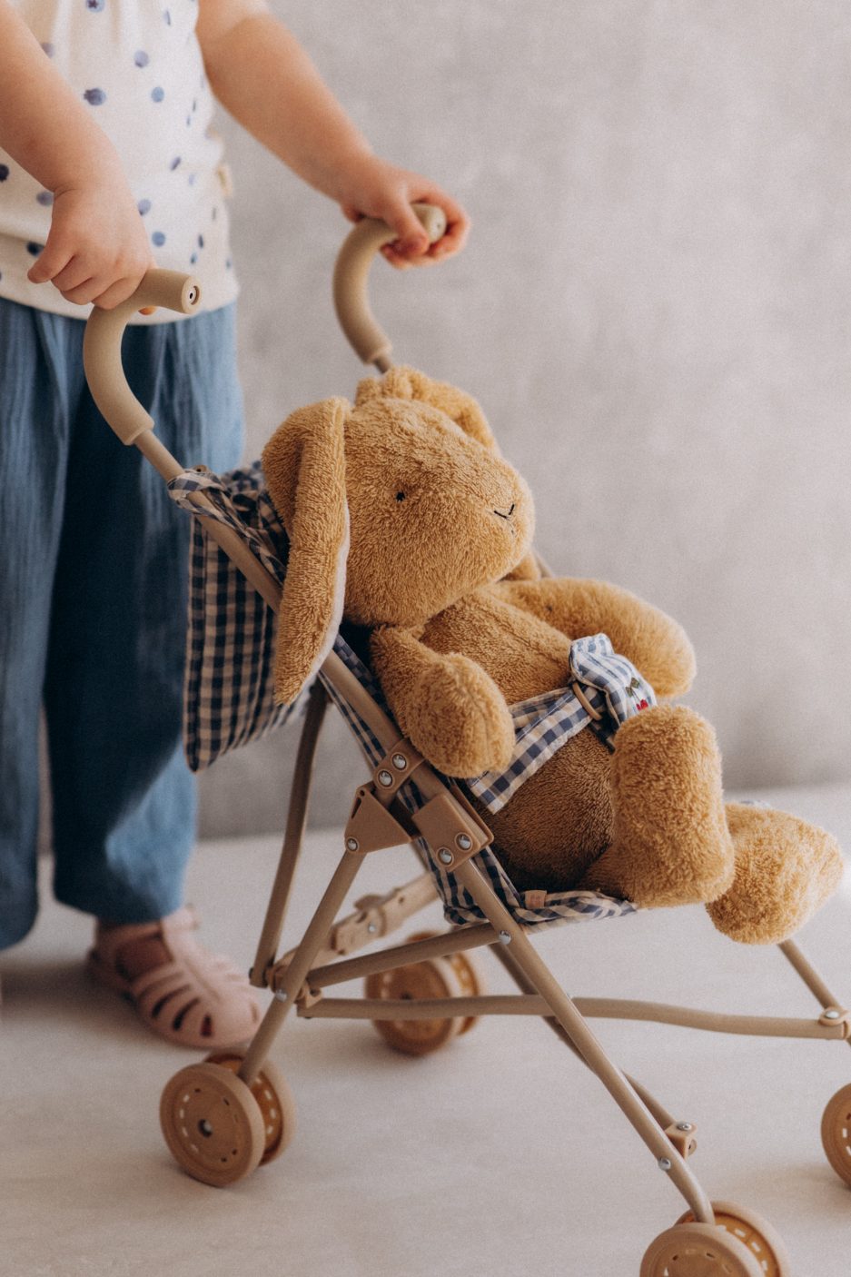 Weiches Bio-Kuscheltier Hase Alma von Wooly Organic in Beige mit langen Schlappohren aus Baumwolle für Babys und Kleinkinder