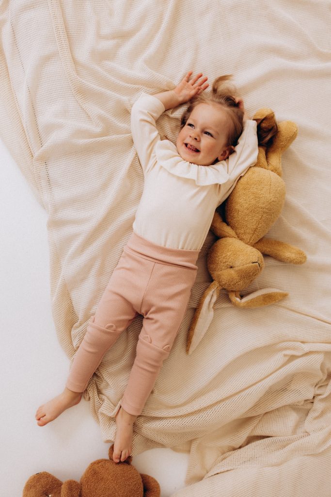 Weiches Bio-Kuscheltier Hase Alma von Wooly Organic in Beige mit langen Schlappohren aus Baumwolle für Babys und Kleinkinder