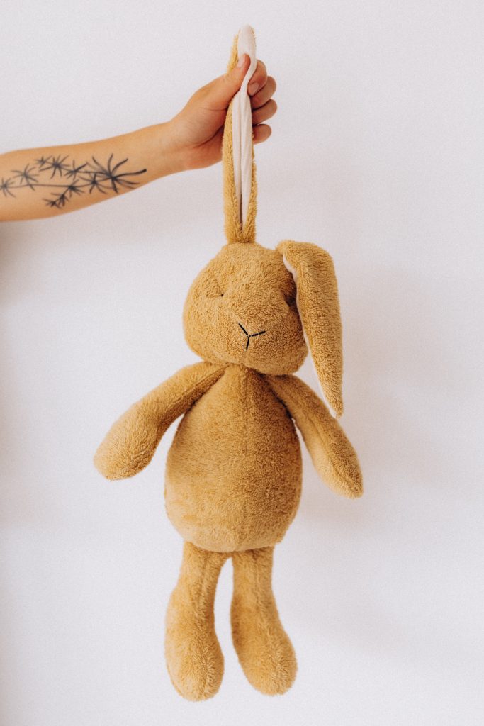 Weiches Bio-Kuscheltier Hase Alma von Wooly Organic in Beige mit langen Schlappohren aus Baumwolle für Babys und Kleinkinder