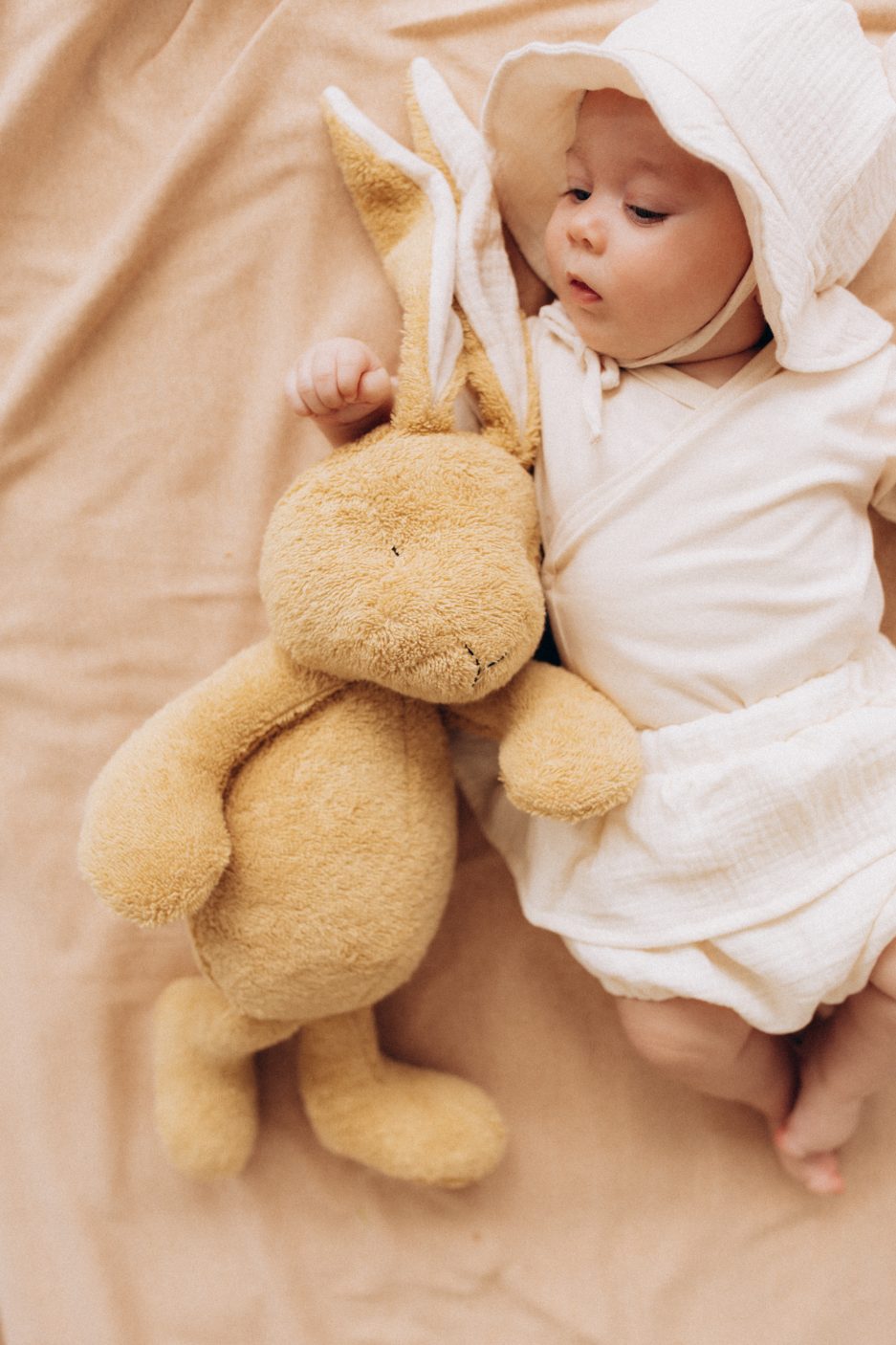 Weiches Bio-Kuscheltier Hase Alma von Wooly Organic in Beige mit langen Schlappohren aus Baumwolle für Babys und Kleinkinder
