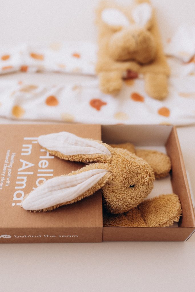 Wärmendes Bio-Kuscheltier Hase Alma von Wooly Organic mit Kirschkernfüllung, langen Ohren und weicher Baumwolle in nachhaltiger Geschenkbox