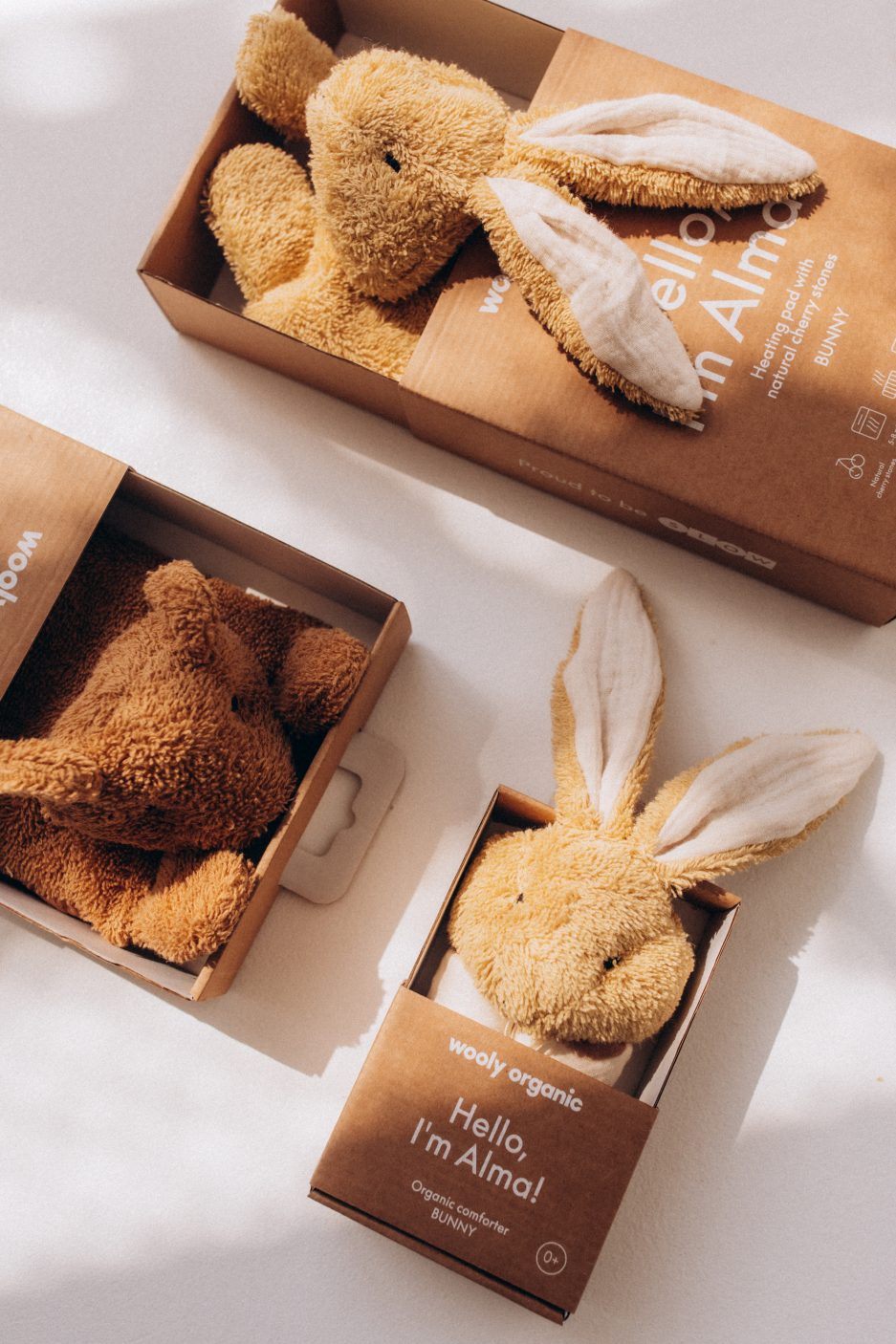 Wärmendes Bio-Kuscheltier Hase Alma von Wooly Organic mit Kirschkernfüllung, langen Ohren und weicher Baumwolle in nachhaltiger Geschenkbox