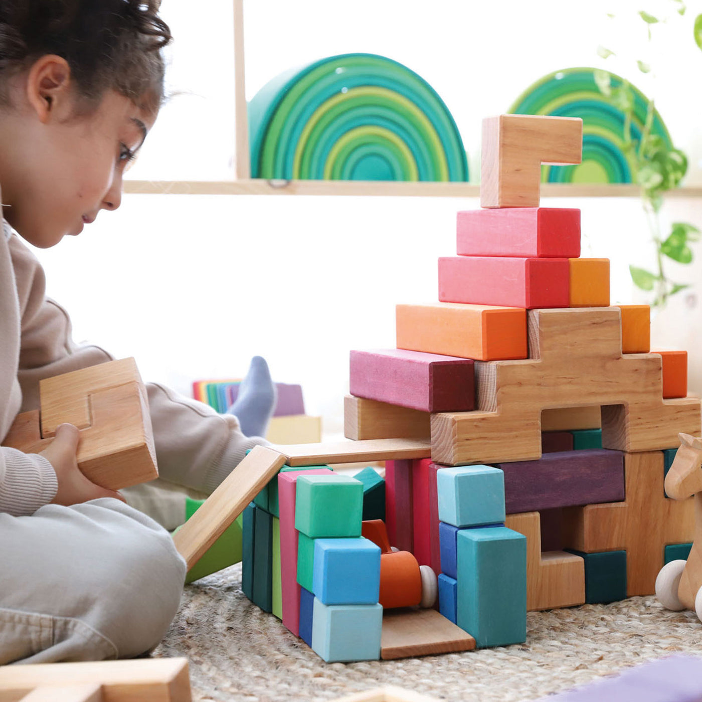 bio-spielzeug_grimm-s_spiel_und_holz_design_42090_grosse_stufenpyramide_14