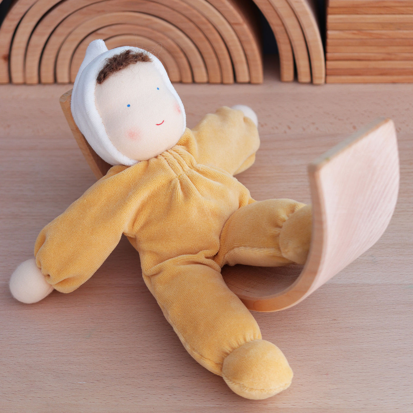 bio-spielzeug_grimms_22550_kuschelpuppe_gelb_st1
