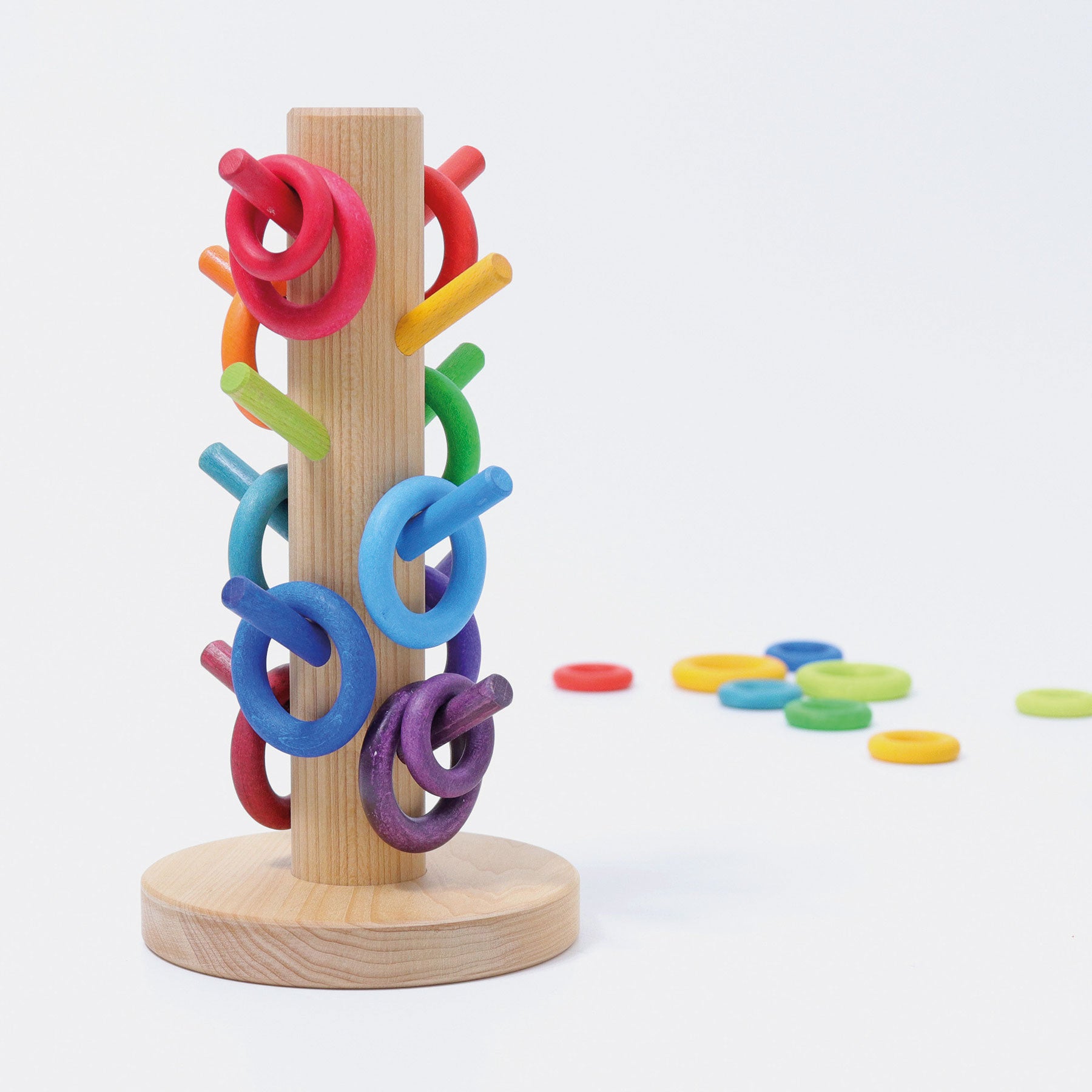 bio-spielzeug_grimms_holzspielzeug_10162_sortierhilfe_bauringe_regenbogen_3