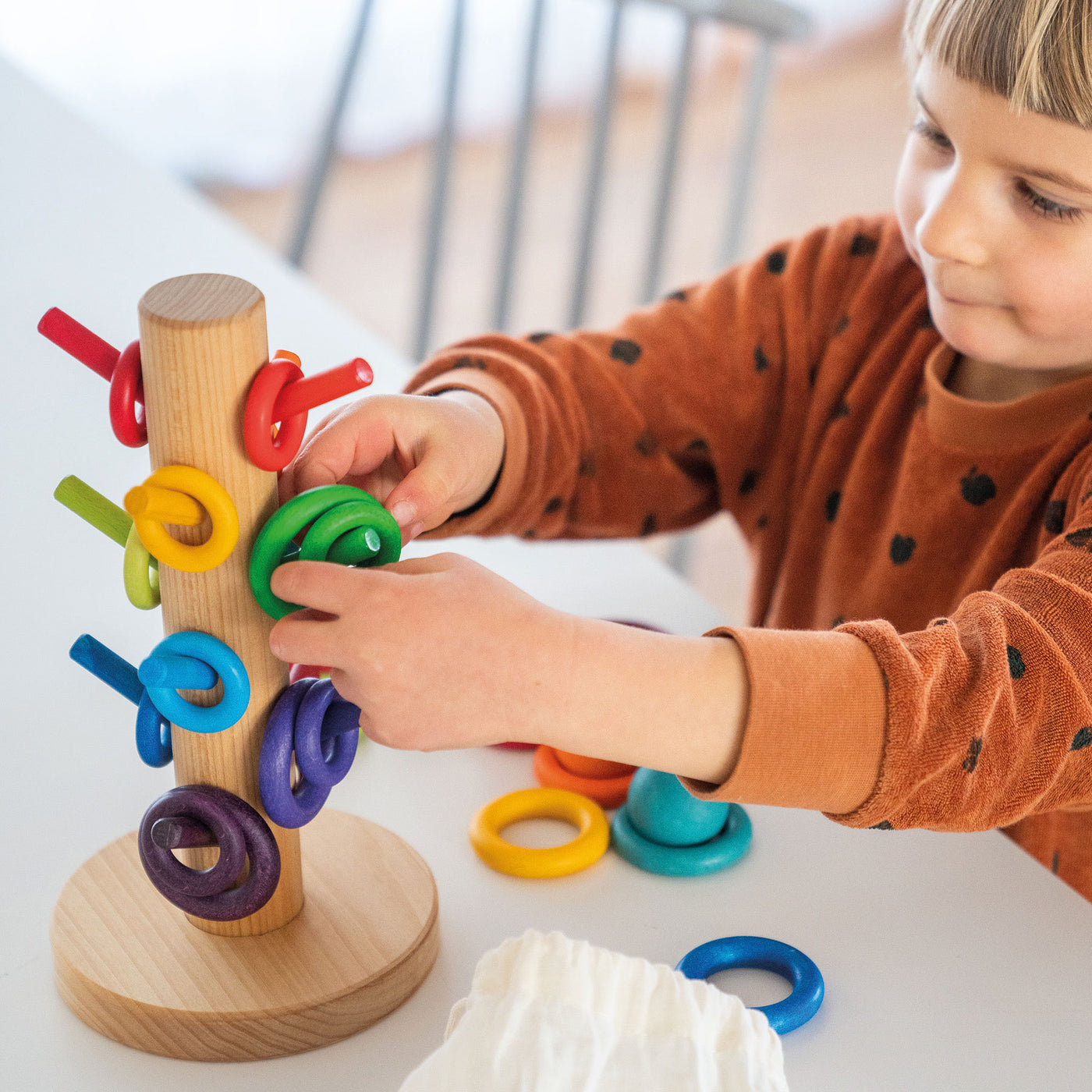 bio-spielzeug_grimms_holzspielzeug_10162_sortierhilfe_bauringe_regenbogen_6
