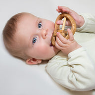 bio-spielzeug_lotes_toys_holzrassel_herz_04