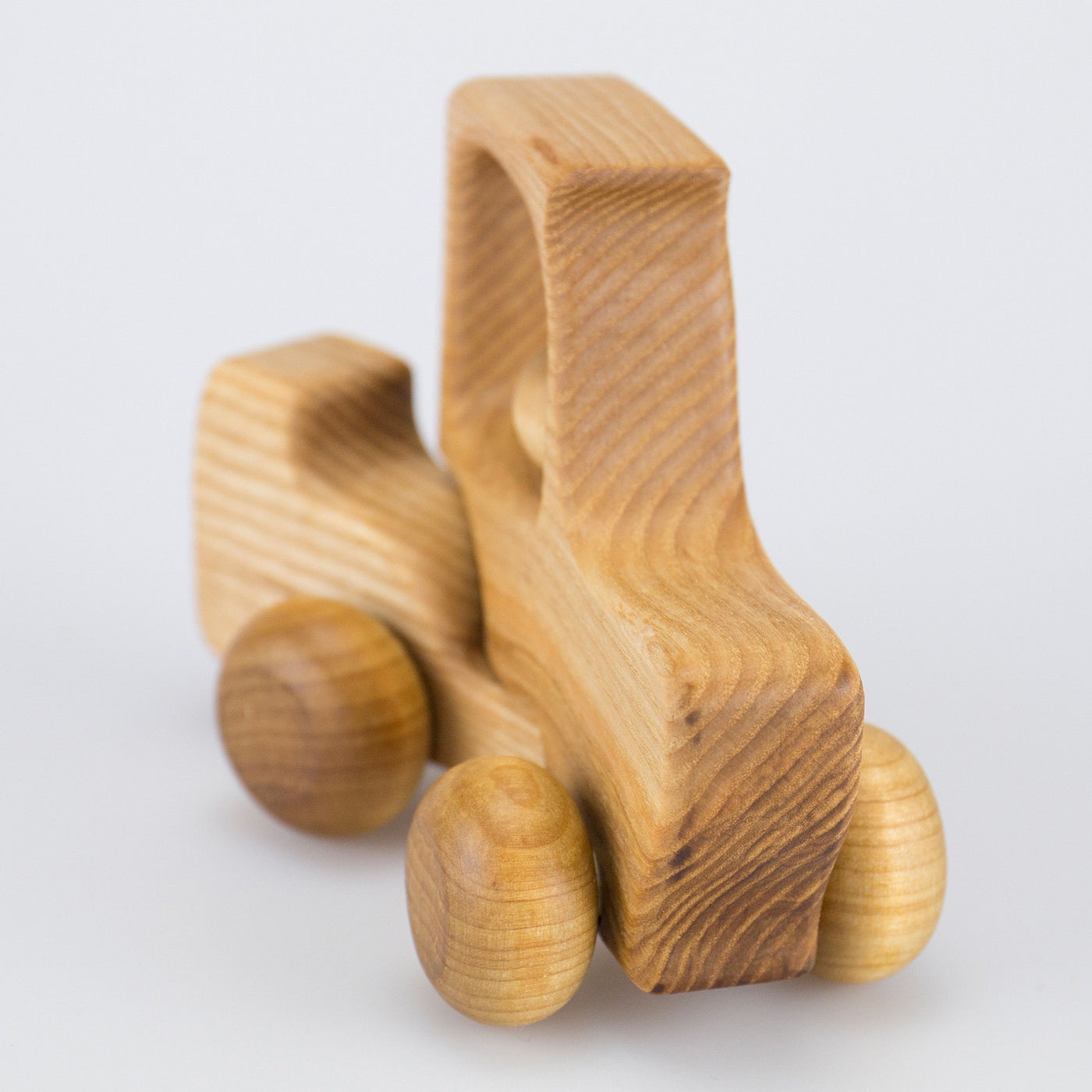 bio-spielzeug_lotes_toys_holztraktor_mit_lenkung_02