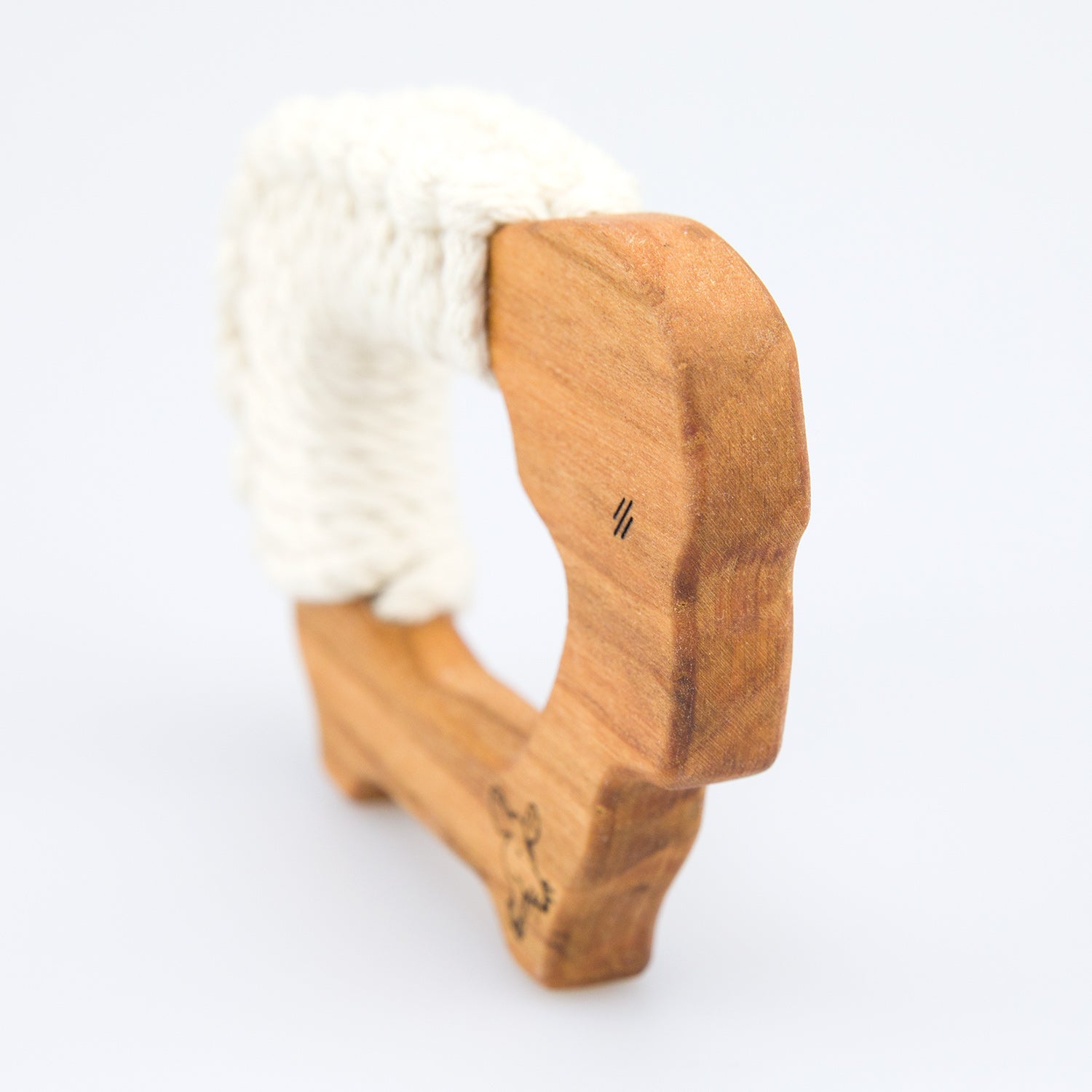 bio-spielzeug_senger_holzgreifling_schaf_mit_f-delschnur_02