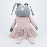 bio-spielzeug_wooly_organic_backyard_family_hase_mit_tutu-kleid_rosa_01