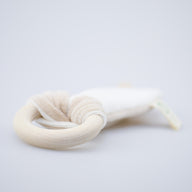 bio-spielzeug_wooly_organic_knisterohren_mit_holzring_03